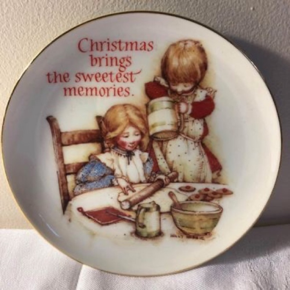Christmas brings the sweetest memories collectors plate, 6 “ gold trim like new